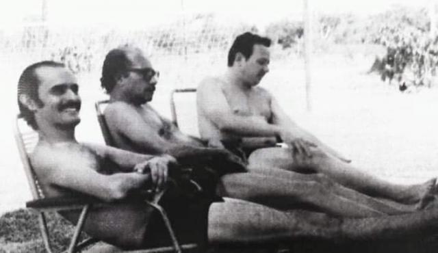 Década 70, onde vemos Ciro Pinheiro, Euro Tourinho e Rochilmer Melo da Rocha, em um dos muitos balneários da capital. - Gente de Opinião