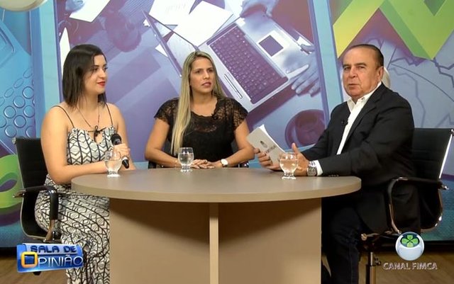 Dr. Aparício conversa com a Coordenadora do curso de Estética e Cosmética, professora Carla Resende, e com Tamara Gomes, fisioterapeuta.  - Gente de Opinião