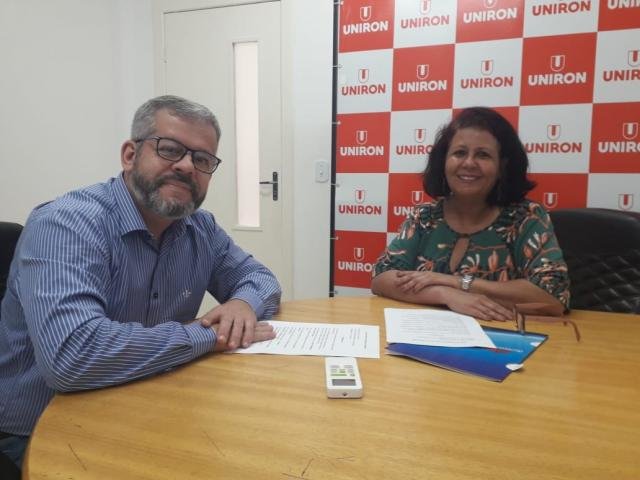 jornalista Mara com o diretor geral da Uniron, ALexandre Porto  - Gente de Opinião