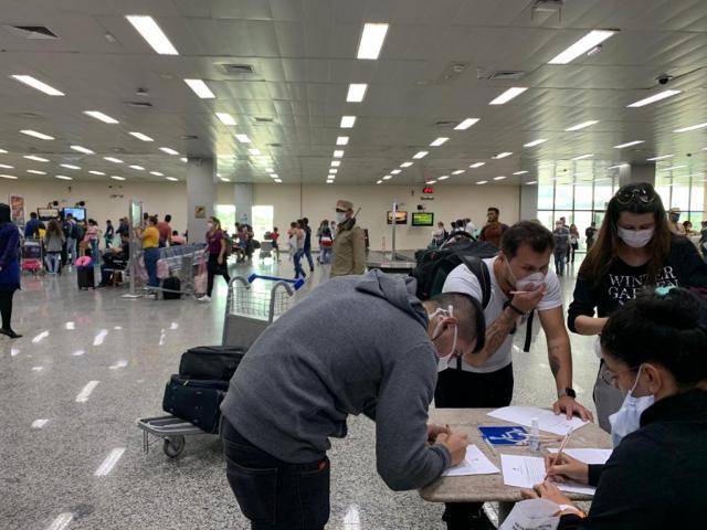 A ação é realizada no momento de desembarque de todos os voos no aeroporto Jorge Teixeira - Gente de Opinião