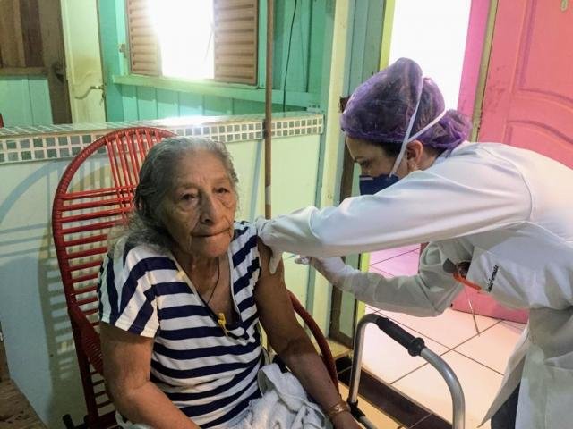 Prefeitura de Ji-Paraná leva vacina para idosos acamados - Gente de Opinião