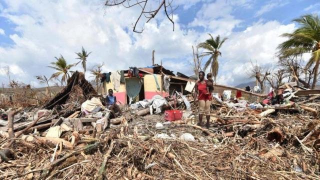 Imagens de um bairro de Haiti onde a população não dispõe de nenhuma infraestrutura básica de água e de saneamento. - Gente de Opinião