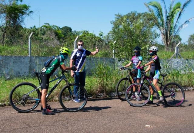 Equipe de ciclistas recebem orientação sobre o aumento de infectados pelo Covid-19 - Gente de Opinião