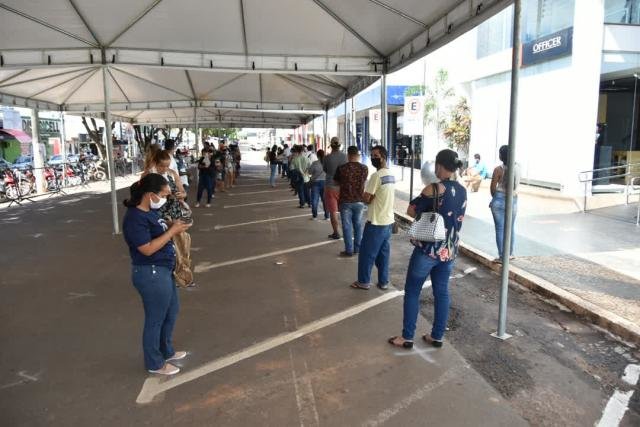Prefeitura de Cacoal coloca tendas e banheiros químicos em frente à Caixa Econômica - Gente de Opinião