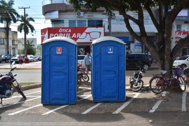 Prefeitura de Cacoal coloca tendas e banheiros químicos em frente à Caixa Econômica - Gente de Opinião
