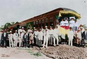 Na inauguração da EFMM a bandeira do Brasil está na lateral da composição, no meio. A norteamericana, bem na frente (à direita) - Gente de Opinião
