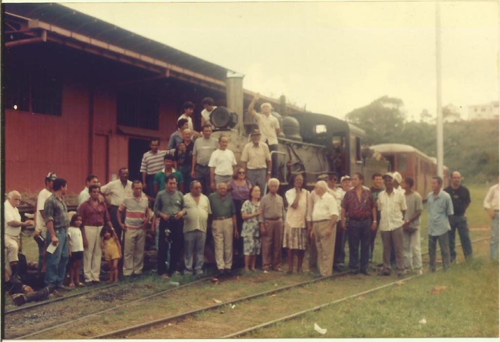 EM 1995 - Especialmente para TV Alemã, ESSES SENHORES HERÓIS, FERROVIÁRIOS, PESSOAS SIMPLES DO POVO, tiveram uma nobre missão, tivemos a honra de ter participado desse momento de resgate das raízes desta terra, Rondônia, tiveram de volta a ferrovia Madeira Mamoré. A Associação de Amigos da Madeira Mamoré - AMMA em respeito a esses heróis, não estão mais aqui, que enfrenta barreiras quase intransponíveis, ao pedir para cumprir a Lei, a constituição de Rondônia, fere interesses de grupos GANGSTER, MAFIOSOS, que aparelharam as instituições honradas, de meio ambiente... e?... Foto de EVANDRO LOPES. - Gente de Opinião