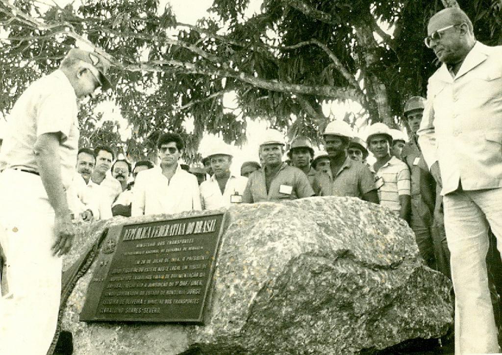 O presidente João Figueiredo observa o governador Jorge Teixeira ler a placa de inauguração do asfalto na BR-364, num dos atos do evento, este em Jaru  - Gente de Opinião