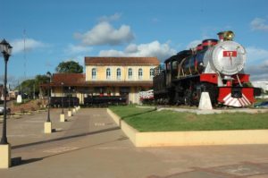 Foto: A composição da Madeira-Mamoré, na “Praça do Trem”, em Guajará-Mirim é um dos poucos equipamentos bem cuidados do espólio da ferrovia - Gente de Opinião