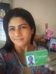 Adriana mostra com alegria a carteira de passe livre do filho - Gente de Opinião