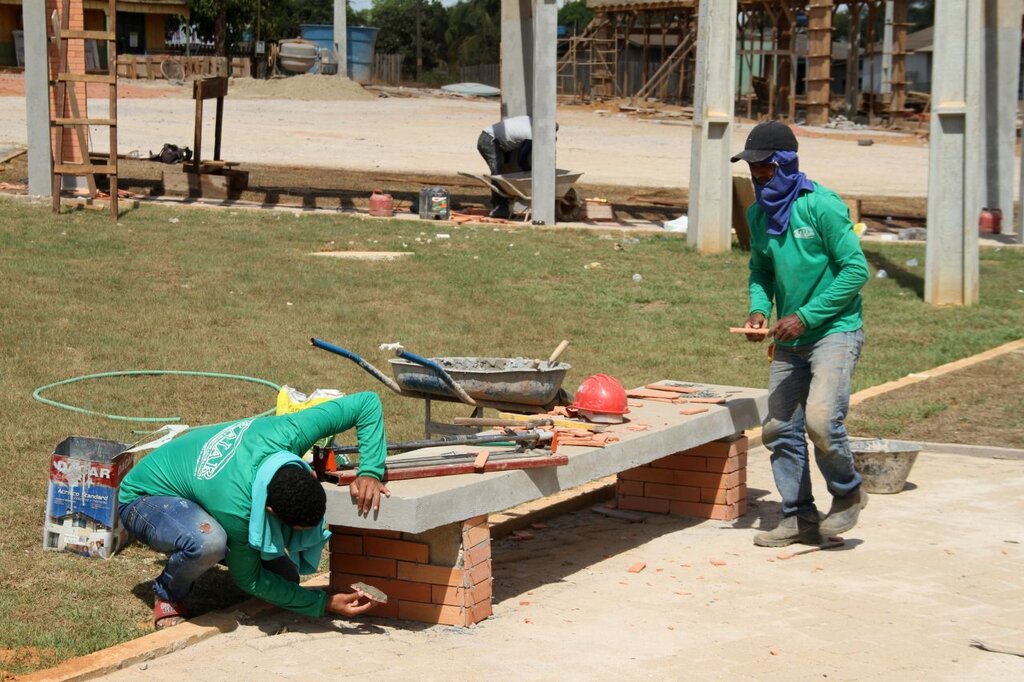Operários alinham tijolos no banco de concreto - Gente de Opinião