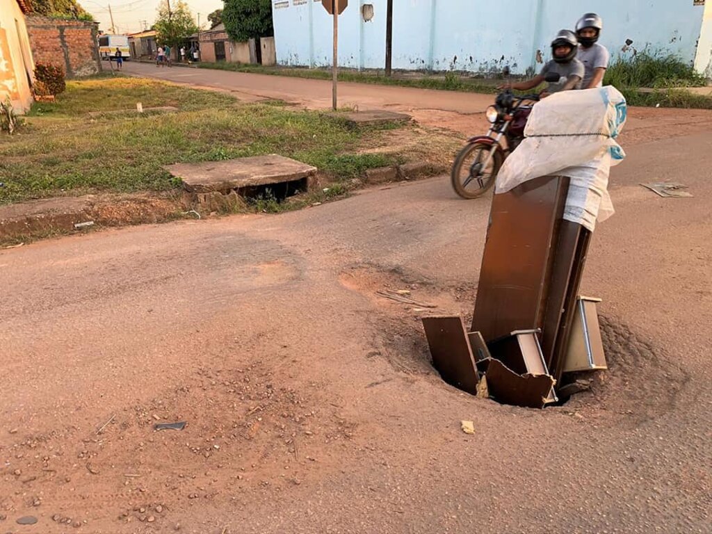 Vereadora Cristiane Lopes cobra solução para Bueiro aberto no Bairro Caladinho  - Gente de Opinião