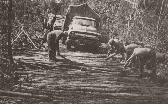 Em 1960 o governo do Território comprou vários caminhões e mandou trazer pela BR recém aberta para Porto Velho, viagem que levou dois meses e ficou conhecida por Caravana Ford. Em muitos trechos tinham de cortar árvores para fazere a estiva e os carros poderem andar. - Gente de Opinião