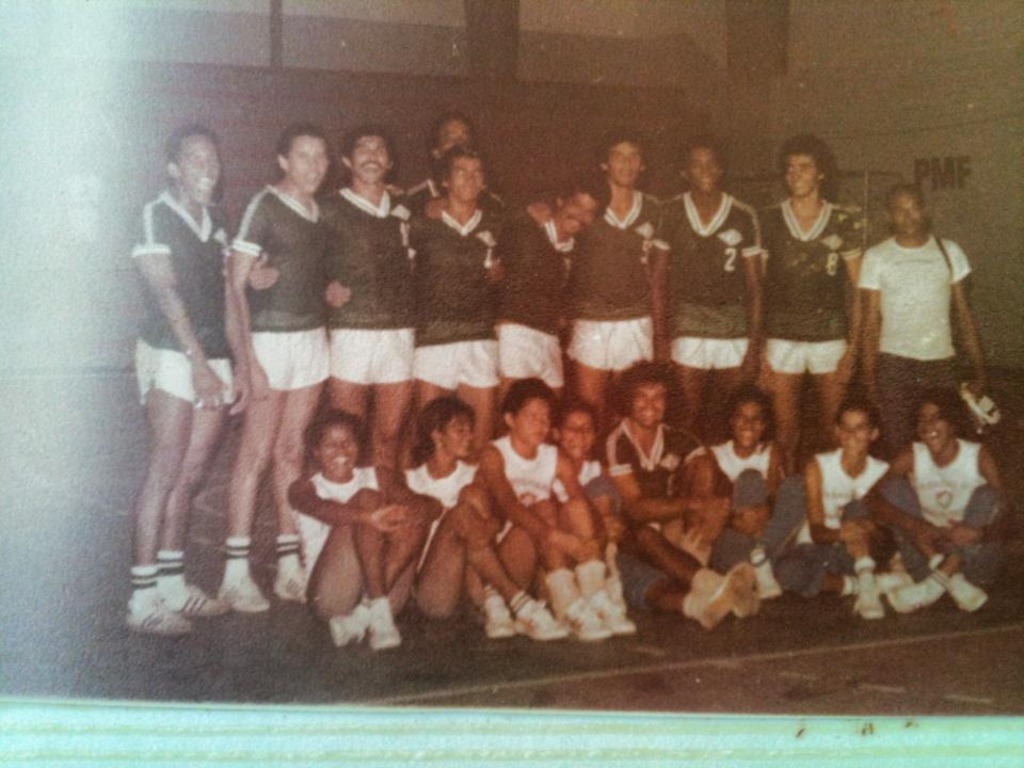 Times infanto-juvenis de Rondônia, campeões (masculino) e feminino (vice) do Brasileiro, 3ª Divisão em São Luís, com o auxiliar -técnico Cardoso (de pé) e o técnico Gil sentado, em 1979 - Gente de Opinião