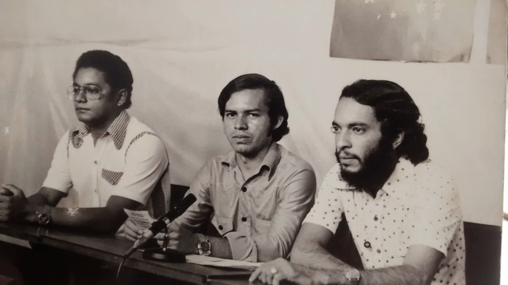 Zé Ribamar, entre os jornalistas Miguel Silva e Wilton Guedes - esses dois já falecidos - no estúdio da TV-Cultura - Gente de Opinião