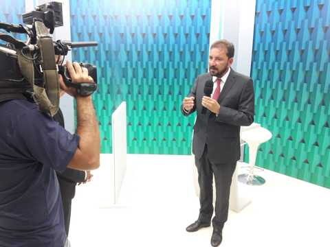 No debate da TV Rondônia Hildon Chaves apresenta trabalho e concorrente faz promessas