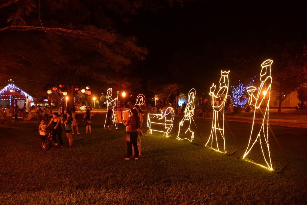 Decoração de Natal atrai famílias em praça de Vilhena para fotos e passeios - Gente de Opinião