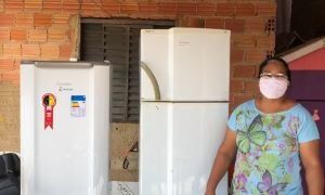 Dona Maria da Silva recebendo a nova geladeira da Energisa - Gente de Opinião