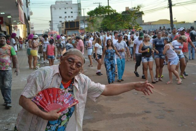Lenha na Fogueira com 37 anos do Bloco Mistura Fina e Ronnie Von apresenta documentário em homenagem a Hebe Camargo  - Gente de Opinião
