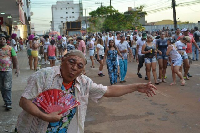 Lenha na Fogueira com 37 anos do Bloco Mistura Fina e Ronnie Von apresenta documentário em homenagem a Hebe Camargo  - Gente de Opinião