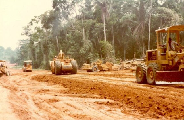 Tratores abrem uma estrada no interior do município de Ariquemes no início dos anos 1980; estado começava a crescer - Gente de Opinião