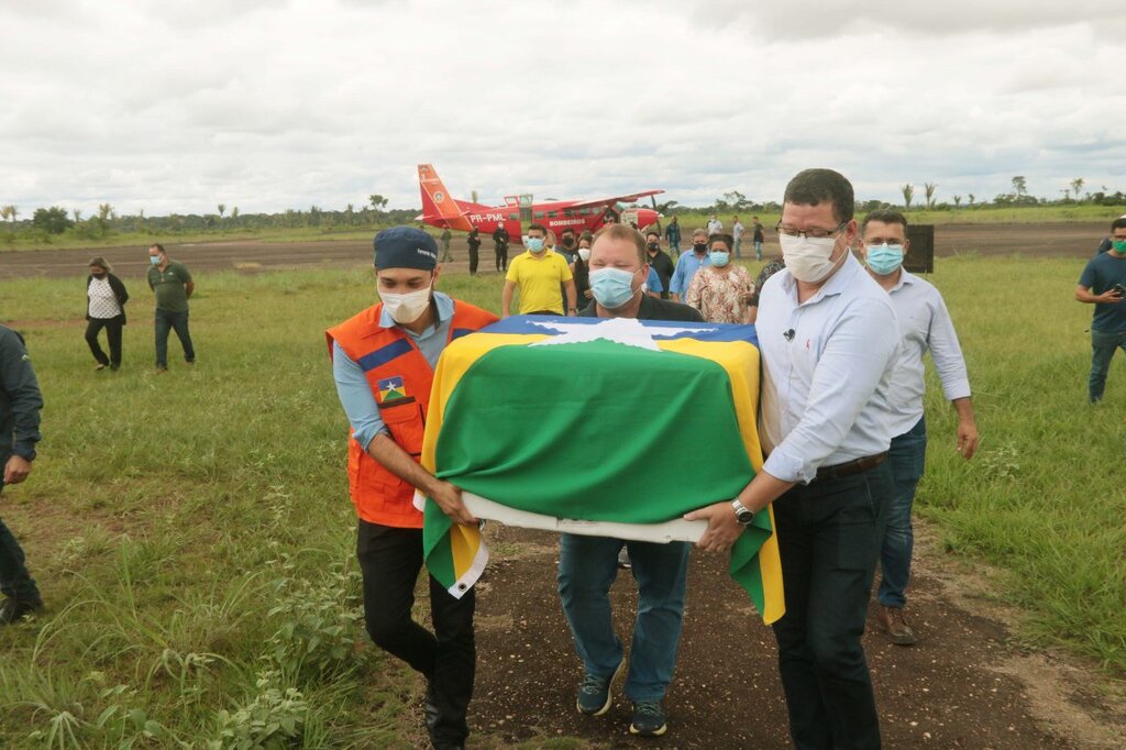 Governador de Rondônia, coronel Marcos Rocha, e o Secretário da Saúde, Fernando Máximo, carregaram o isopor com lote das vacinas CoronaVac para imunizar os grupos prioritários dos dois municípios - Gente de Opinião
