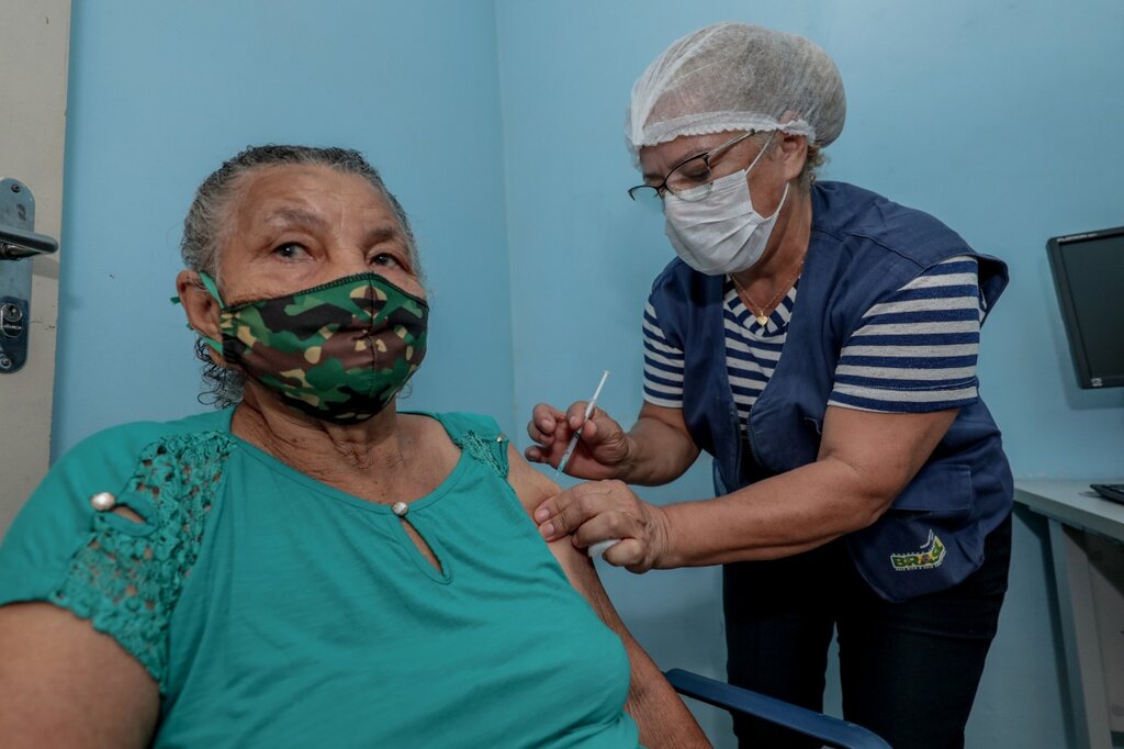 Idosos e profissionais de saúde do Baixo Madeira são vacinados - Gente de Opinião