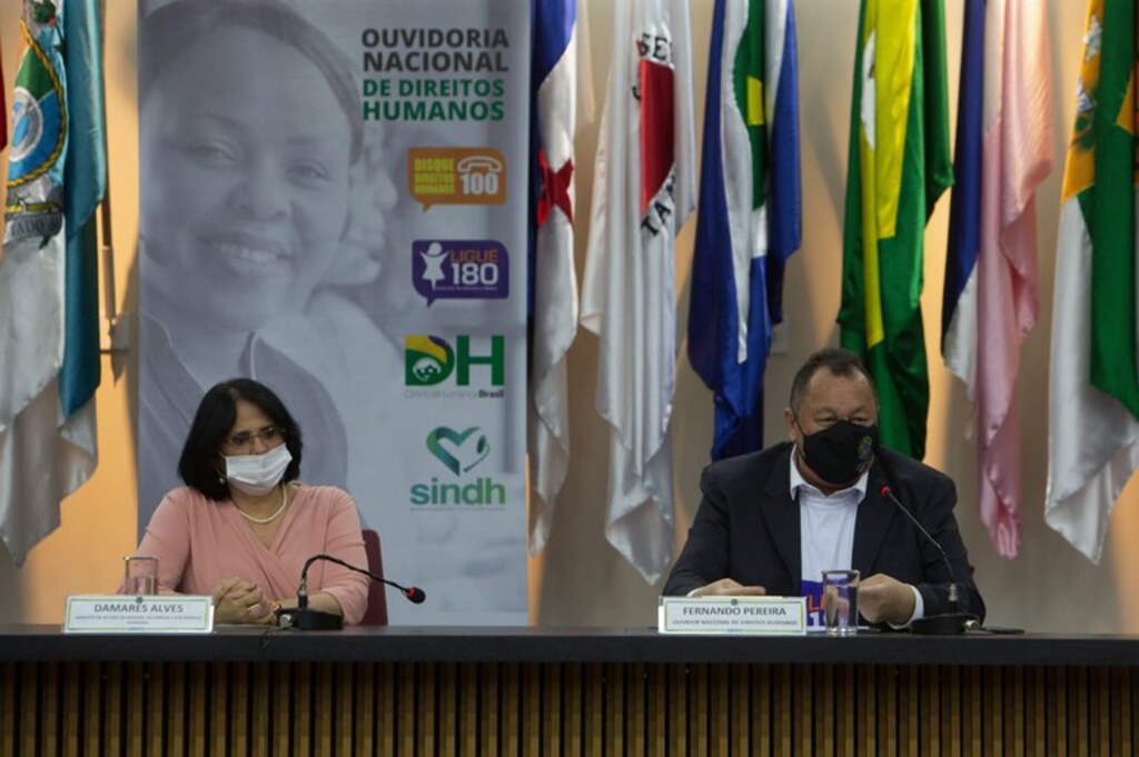 Ministra Damares Alves, titular do MMFDH, e o ouvidor nacional de direitos humanos, Fernando Ferreira apresentam os dados neste domingo (7) (Foto: Willian Meira/MMFDH) - Gente de Opinião