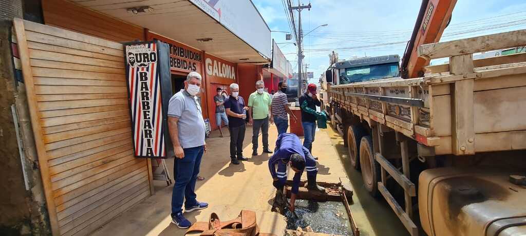 SEMUSB atende pedido do vereador Fogaça para desobstruir bueiro na avenida Calama - Gente de Opinião