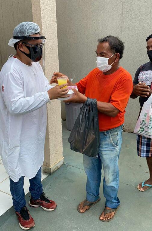 Além do marmitex, um copo de suco e uma fruta a cada um dos que chegam a partir das 9 horas em frente à Sagrada Família - Gente de Opinião