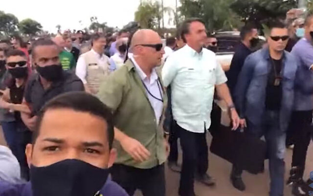 Jair Bolsonaro recebe carinho de apoiadores em Candeias do Jamari - Gente de Opinião