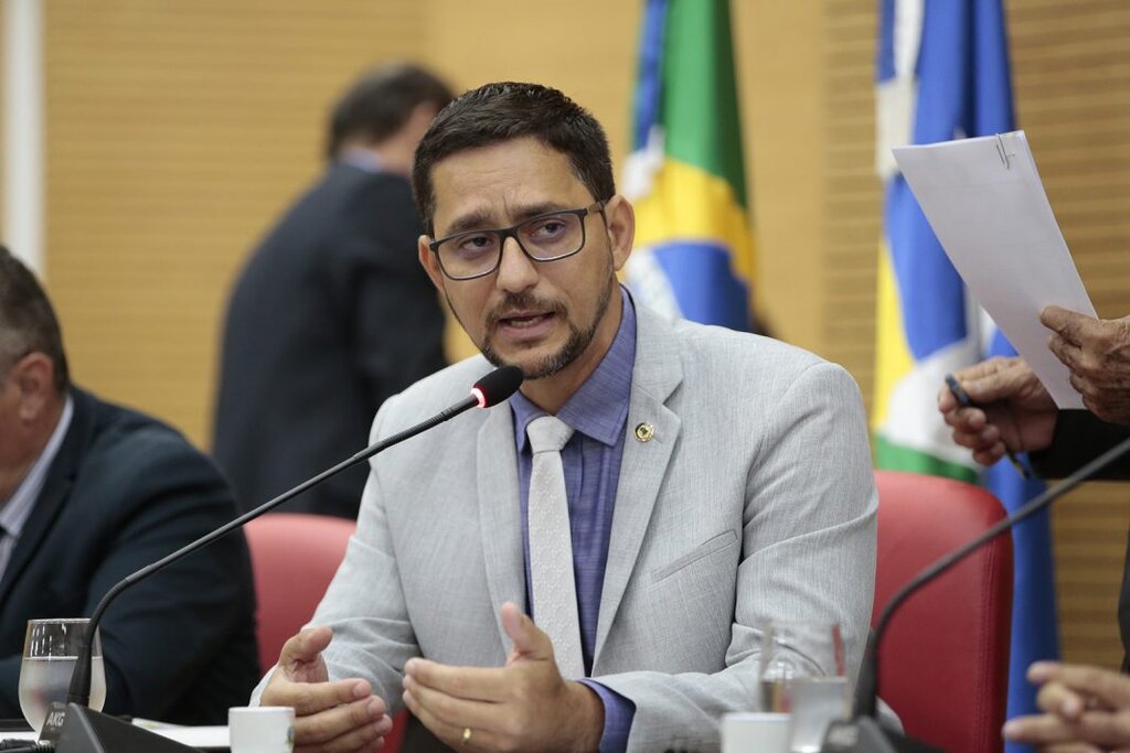 Deputado Anderson assina requerimento solicitando abertura de edital para contratação de médicos brasileiros formados no exterior - Gente de Opinião