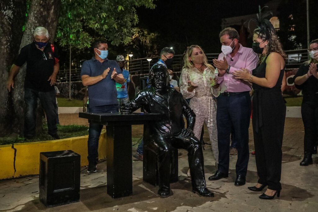 Prefeitura inaugura estátua em homenagem a Manelão, da Banda do Vai Quem Quer - Gente de Opinião