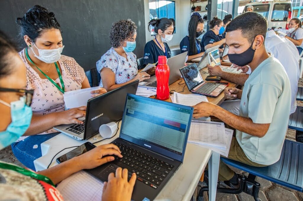 Mais de 200 voluntários participam do drive-thru de vacinação - Gente de Opinião