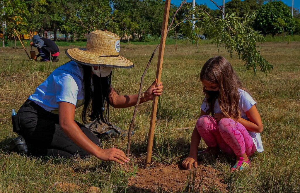 Adultos e crianças participaram do plantio na abertura da Semana do Meio Ambiente promovida pelo Governo de Rondônia - Gente de Opinião