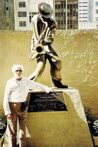 Apoiado no monumento a Pixinguinha, o Velho Dió, jornalista e, apesar de comunista, foi vereador pela Arena em Porto Velho. - Gente de Opinião