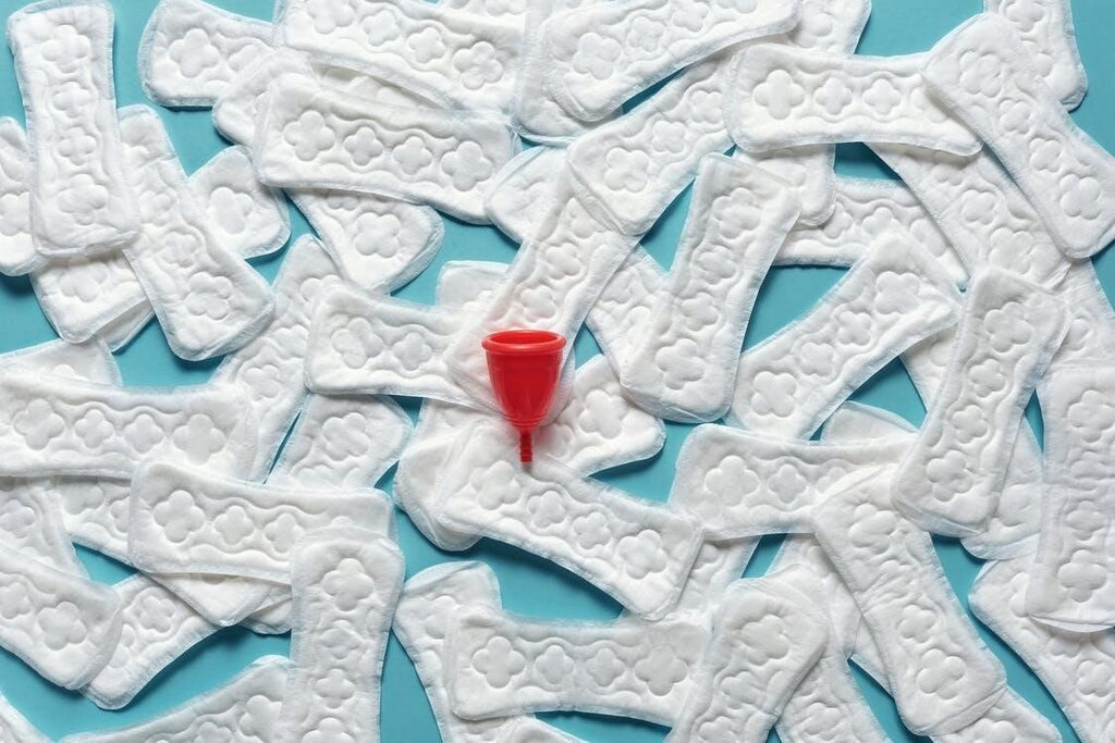 Legenda: O coletor menstrual é um dos produtos mais usados em substituição ao absorvente descartável.  Fonte: Cliff Booth / Pexels Link: https://www.pexels.com/pt-br/foto/celebracao-comemoracao-festa-natal-6590828/ - Gente de Opinião