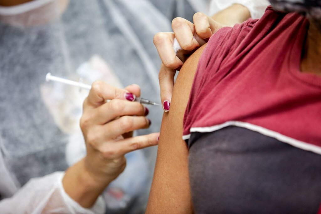 Vacinação em massa aconteceu durante todo o sábado, em Candeias do Jamari - Gente de Opinião