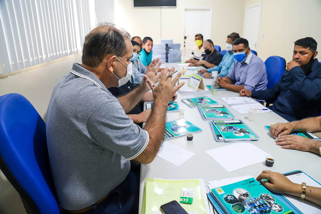 Sebrae e Instituto Sicoob entregam material de reforço escolar - Gente de Opinião