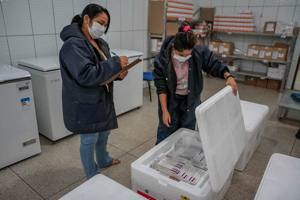 Funcionárias da Rede Estadual de Frio verificam quantidade de vacinas desembarcadas e armazenadas para aplicação - Gente de Opinião