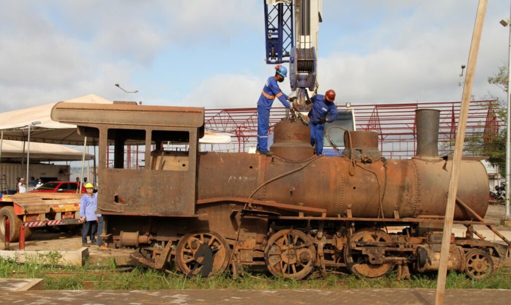 A serviço da Sejucel, operários resgatam a locomotiva nº 6, em 2020, no pátio ferroviário da estação de Porto Velho - Gente de Opinião