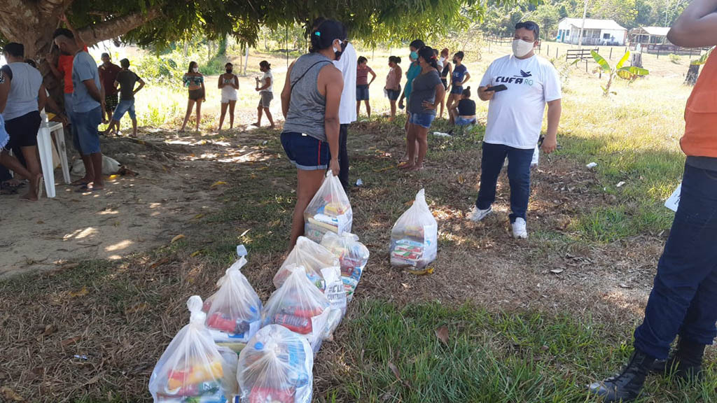 Porto Velho - famílias ribeirinhas recebem alimentos da Defesa Civil Municipal - Gente de Opinião