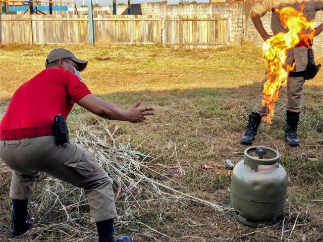 Bombeiros mostram manobras para controlar fogo. Atividades para prevenção e combate às queimadas foram destacadas - Gente de Opinião