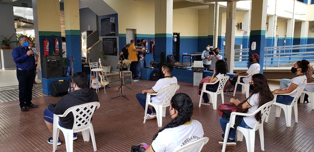 Secretário da Seduc esteve no Instituto Estadual de Educação Carmela Dutra, em Porto Velho, acompanhando o retorno dos estudantes - Gente de Opinião