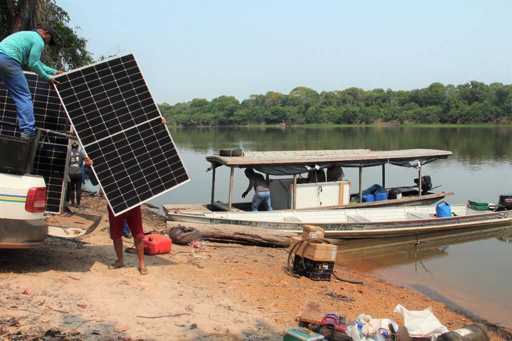 Placas solares para atender a unidade de ensino João da Mata estão sendo transportadas pelo rio - Gente de Opinião