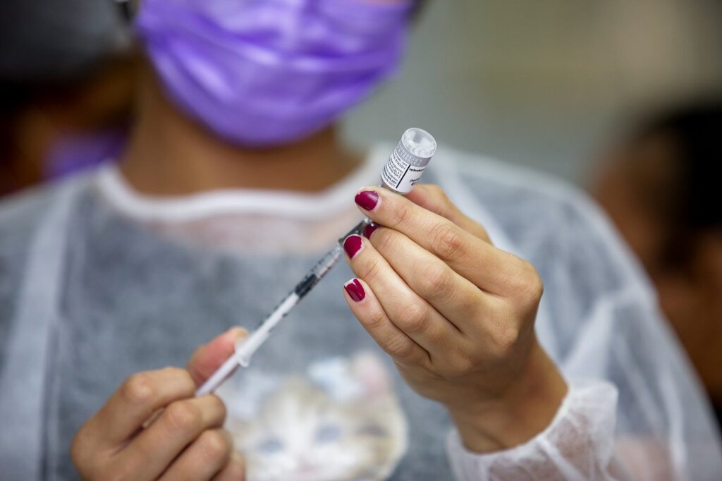 Profissionais da Saúde se revezam na vacinação com segunda dose - Gente de Opinião