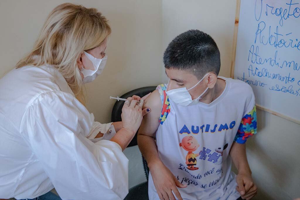 Prefeitura de Porto Velho leva vacinação contra a covid-19 para pessoas com Espectro Autista na AMA - Gente de Opinião