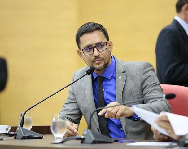 Deputado Anderson, autor da lei que concede transporte intermunicipal gratuito para pessoas diagnosticadas com câncer pede do governo imediata regulamentação - Gente de Opinião