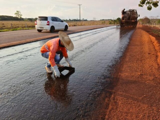 Técnico realiza teste de qualidade do material aplicado - Gente de Opinião