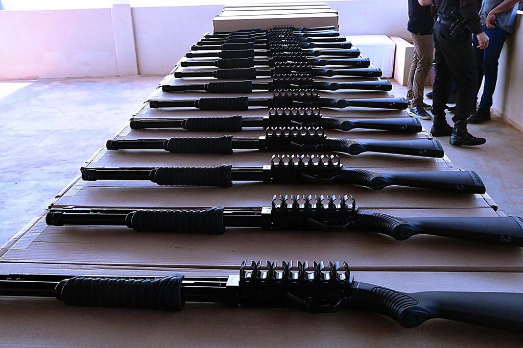 Mais de 240 espingardas calibre 12, principal armamento utilizado no sistema penitenciário, foram entregues à Sejus - Gente de Opinião